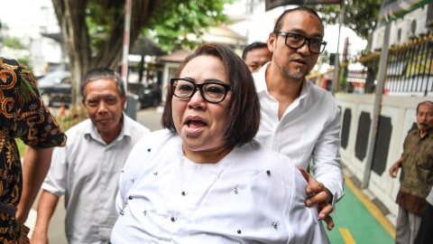 Komedian Tri Retno Prayudati atau Nunung (kedua kiri) dan suaminya July Jan Sambiran (kanan) tiba di Pengadilan Negeri Jakarta Selatan untuk menjalani sidang perdana di Jakarta, Rabu (2/10/2019). Foto: ANTARA FOTO/Hafidz Mubarak A