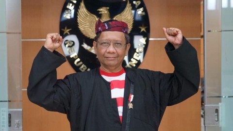 Menko Polhukam Mahfud MD mengenakan pakaian Madura dalam pelaksanaan upacara hari kemerdekaan.  Foto: Humas Kemenko Polhukam