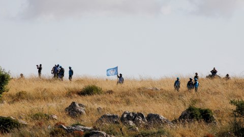 Pasukan tentara UNIFIL di dekat kibbutz Israel Utara Misgav Am ketika tank tempur  Merkava IV bermanuver.  Foto: JALAA MAREY/AFP