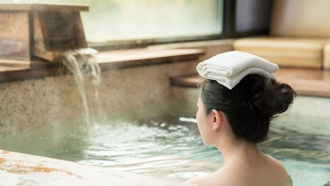 Ilustrasi berendam di Onsen. Foto: Shutter Stock 