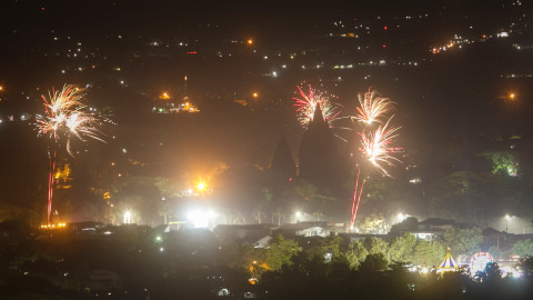 Suasana malam pergantian tahun baru di kompleks Taman Wisata Candi Prambanan tampak dari atas bukit Sambirejo, Prambanan, Sleman, DI Yogyakarta, Senin (1/1/2018) Foto: ANTARA FOTO/Hendra Nurdiyansyah