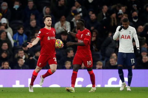 Hasil Liga Inggris: Diwarnai Blunder & Kartu Merah, Liverpool Ditahan Tottenham (2)