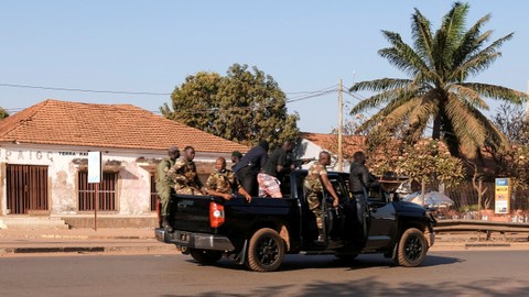 Tentara bersenjata bergerak di arteri utama ibu kota setelah baku tembak berat di sekitar istana presiden di Bissau, Guinea Bissau, Selasa (1/2/2022) Foto: Stringer/REUTERS