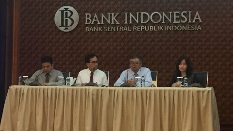 Direktur Departemen Internasional, Erwin Haryono (dua dari kanan) melakukan jumpa pers di Gedung BI, Jakarta (9/8). Foto: Selfy Sandra Momongan/kumparan