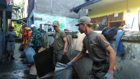 Kerja bakti pascabanjir di RW 07 Bidara Cina. Foto: Yuana Fatwalloh/kumparan