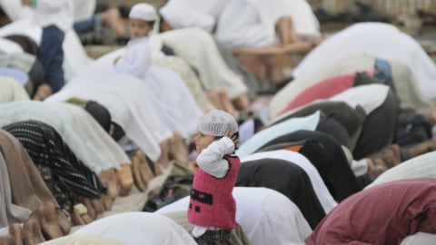 Ilustrasi mengajak anak salat Foto: Shutterstock