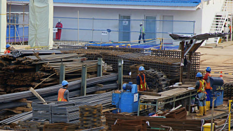 Pekerja sedang bekerja menyelesaikan pembangunan gedung. Foto: Helmi Afandi/kumparan