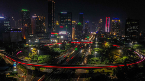 Foto udara Simpang Susun Semanggi menampilkan warna merah putih di Jakarta, Kamis (9/4).  Foto: ANTARA FOTO/Galih Pradipta