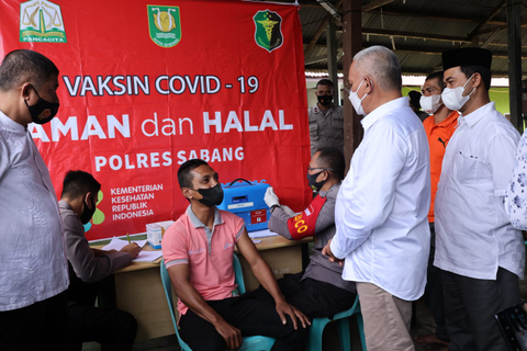Foto: Momen Sekda Aceh Vaksinasi Siswa di Sabang, Ujung Barat Indonesia (8)