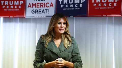 Ibu negara AS Melania Trump bertemu dengan sukarelawan di Komite Republik Lancaster County di Lancaster, Pennsylvania, Amerika Serikat.  Foto: Hannah Mckay/REUTERS