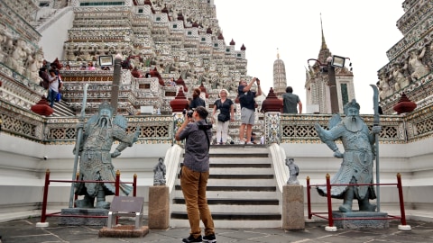 Ramainya pengunjung di Wat Arun, Bangkok Foto: Helinsa Rasputri/kumparan