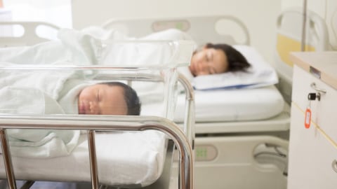 Ilustrasi ibu yang baru melahirkan. Foto: Shutterstock