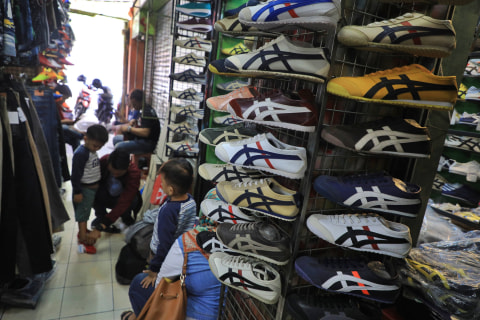 Foto Berburu Sepatu Kw Di Taman Puring Kumparan Com