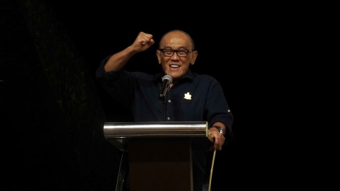 Aburizal Bakrie memberi sambutan saat acara malam silaturahmi di JHL. Solitaire hotel, Jl. Gading Serpong Boulevard, Senin (2/12). Foto: Irfan Adi Saputra/kumparan