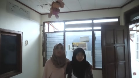 Melihat Rumah Unik Milik Arafah Rianti, Ada Pintu hingga Boneka yang Menggantung (16)
