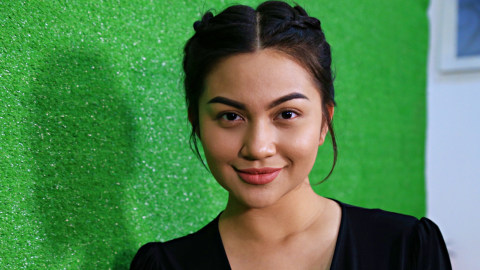 Aktris Ariel Tatum berpose saat sesi foto ketika mengunjungi kantor kumparan. Foto: Matheus Marsely/kumparan