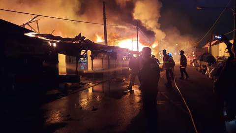Puluhan Kios dan Lapak Pemulung di Bekasi Timur Terbakar