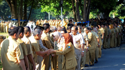 Ratusan Aparatur Sipil Negara (ASN) menggelar halalbihalal di Pemkab Jombang, Jawa Timur, Senin (10/6). Foto: ANTARA FOTO/Syaiful Arif