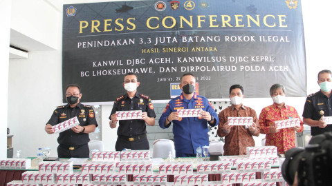  Konpers kasus penyelundupan 3,3 juta rokok ilegal merk Nikken di Aceh, Kamis (21/1/2022). Foto: Zuhri Noviandi/kumparan