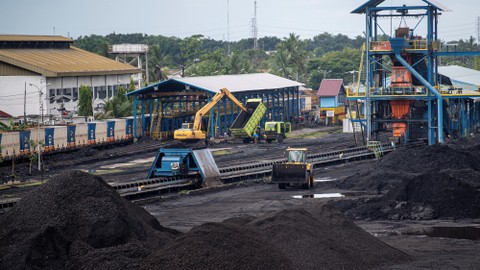 Bongkar muat batu bara di area pengumpulan Dermaga Batu bara Kertapati milik PT Bukit Asam Tbk di Palembang, Sumatera Selatan, Selasa (4/1/2022). Foto: ANTARA FOTO/Nova Wahyudi