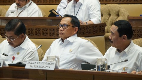 Mendagri Tito Karnavian (tengah) saat menghadiri rapat bersama Komisi II DPR RI di Komplek Parlemen, Jakarta, Rabu (26/2). Foto: Fanny Kusumawardhani/kumparan