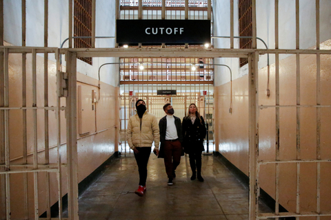 Pengunjung mendengarkan tur audio mandiri di rumah sel utama saat Pulau Alcatraz dan bekas penjara dibuka kembali di Teluk San Francisco, California, AS. Foto: Brittany Hosea-Small/REUTERS