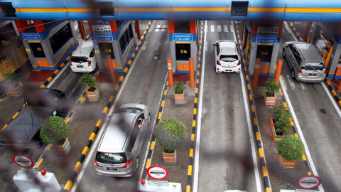 Sejumlah kendaraan melintasi gerbang Tol Bogor, ruas Jagorawi di Kota Bogor, Jawa Barat. Foto: ANTARA FOTO/Yulius Satria Wijaya