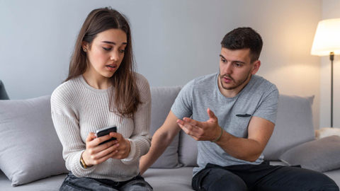 Cara Menghadapi Pacar yang Suka Silent Treatment