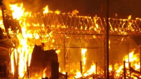 Puluhan Kios dan Lapak Pemulung di Bekasi Timur Terbakar (1)