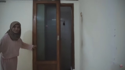 Melihat Rumah Unik Milik Arafah Rianti, Ada Pintu hingga Boneka yang Menggantung (3)
