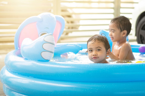 Agar si kecil tetap bahagia di rumah, Anda bisa mengajaknya berenang menggunakan inflatable pool. Foto: Shutterstock