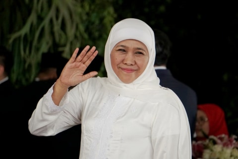 Gubernur Jawa Timur Khofifah Indar Parawansa menyapa wartawan saat menghadiri pelantikan Presiden dan Wakil Presiden di Gedung DPR-MPR, Minggu (20/10/2019). Foto: Iqbal Firdaus/kumparan