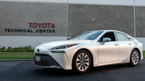 Mobil hidrogen Toyota Mirai cetak Guinness World Record tempuh 1.360 km dengan satu kali isi hidrogen Foto: dok. Toyota