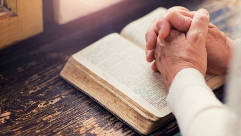 Ilustrasi orang berdoa umat kristen. Foto: Shutterstock