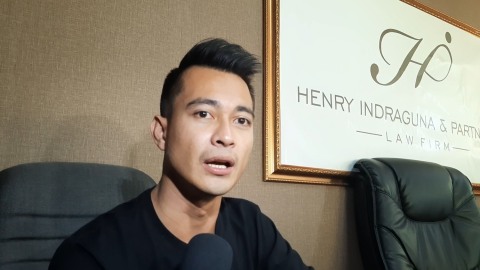 Pesinetron Eza Gionino di kantor kuasa hukumnya, Henry Indraguna. Foto: Aria Pradana/kumparan