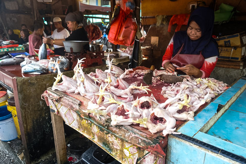 Seorang pedagang menjajakan ayam potong di pasar Tradisional. Foto: Iqbal Firdaus/kumparan 