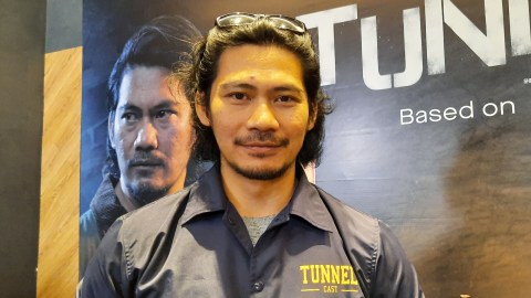 Pemain Serial Original GoPlay 'Tunnel' Donny Alamsyah di kawasan Blok M, Jakarta Selatan, Selasa (10/12).   Foto: Maria Gabrielle Putrinda/kumparan 
