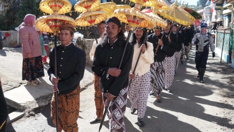 Suasana arak-arak anak gimbal dalam Dieng Culture Festival 2019, Jawa Tengah. Foto: Helmi Afandi/kumparan
