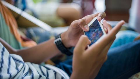 Ilustrasi anak main game di HP. Foto: Shutter Stock