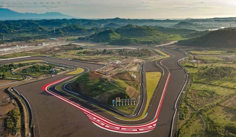 Foto udara tikungan ke 10 Pertamina Mandalika International Street Circuit jelang tes pramusim MotoGP di KEK Mandalika, Kuta, Kecamatan Pujut, Praya, Lombok Tengah, NTB, Rabu (9/2/2022). Foto: Ahmad Subaidi/ANTARA FOTO