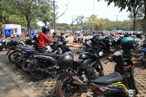 Parkiran motor di Lapangan Parkir IRTI, Monas, Jakarta, Senin (17/10). Foto: Iqbal Firdaus/kumparan