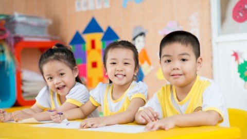 Ilustrasi anak bahagia berangkat sekolah. Foto: Shutterstock