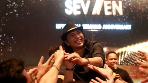 Personel Padi Reborn, Piyu bersalaman dengan penonton di perayaan ulang tahun ke-7 Lippo Mall Kemang, Jakarta Selatan, Jumat (27/9/2019). Foto: Aditia Noviansyah/kumparan