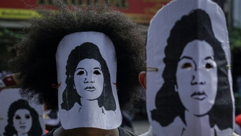 Aksi topeng Marsinah. Foto: ANTARA FOTO/Hendra Nurdiyansyah