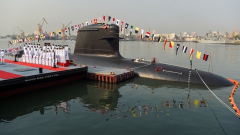 Kapal selam Scorpene-Class ketiga Angkatan Laut India 'Karanj'. Foto: PUNIT PARANJPE/AFP