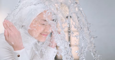 Cuci muka bisa membantu mencegah timbulnya jerawat dan komedo, serta membuat kulit tetap cerah. Foto: dok. POND'S