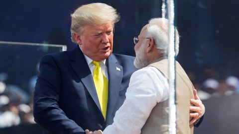 Presiden AS Donald Trump bersalaman dengan Perdana Menteri India Narendra Modi pada acara "Namaste Trump" di Stadion Sardar Patel Gujarat, di Ahmedabad, India. Foto: REUTERS/Al Drago