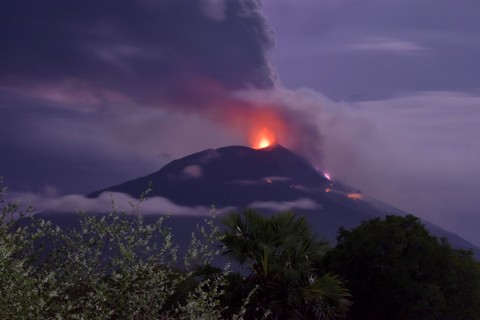 Gunung Api Ili Lewotolok mengeluarkan material vulkanik saat erupsi di Kabupaten Lembata, NTT, Minggu (29/11). Foto: Aken Udjan/Antara Foto