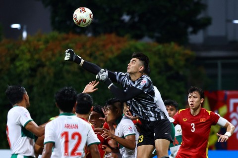 Kiper Nadeo Arga Winata dari Indonesia melakukan penyelamatan tendangan sudut Nguyen Quang Hai dari Vietnam saat pertandingan Grup B Piala Suzuki AFF di Stadion Bishan, Singapura. Foto: Yong Teck Lim/Getty Images