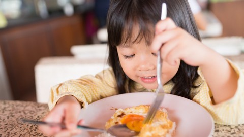 Ilustrasi anak balita makan telur Foto: Shutter Stock